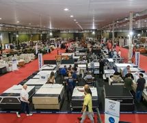 Vista aérea do pavilhão de feira da CNP Eventos com estandes e fluxo intenso de visitantes