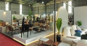 Estande decorado com móveis e ambientação moderna em evento da CNP Eventos