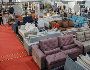 Exposição de sofás e estofados em feira do setor moveleiro da CNP