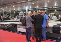 Negociação entre expositores e compradores durante evento da CNP Eventos