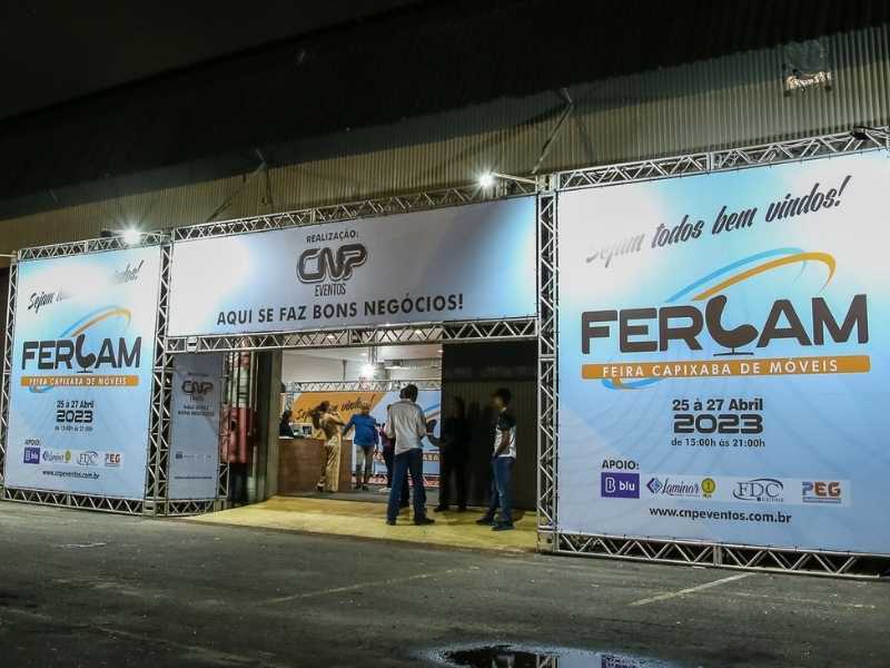 Entrada oficial da FERCAM com banners e visitantes chegando