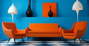 Conjunto de sofá e poltronas laranja Mid-Century Modern em uma sala com parede azul vibrante e piso xadrez geométrico azul e branco.