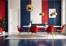 Sala de jantar contemporânea com cadeiras vermelhas, mesa clara e paredes em azul e vermelho.
