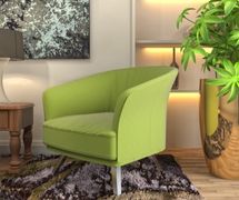 Poltronas contemporâneas em cores contrastantes azul e vermelho em ambiente minimalista.